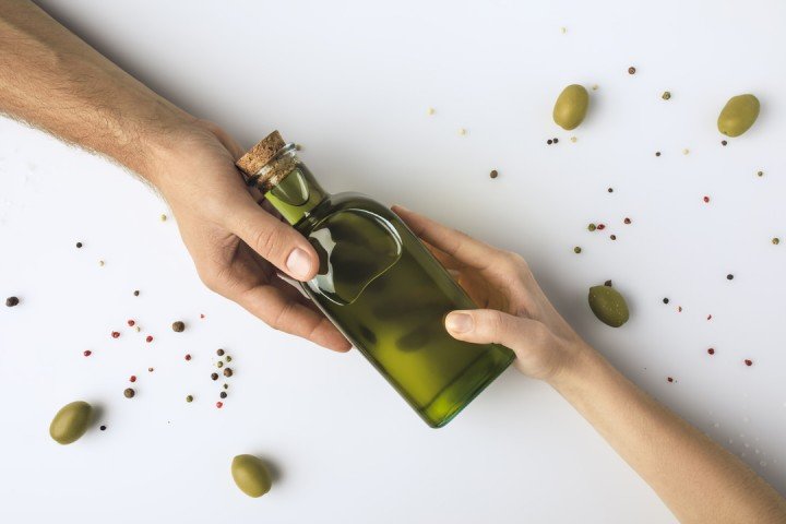 10 ideas on how to give visibility to your olive oil 112 aceite-oliva-botella-artolio-marketing-1